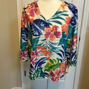 Alfred Dunner Floral Top. Nice detail! Size L. 90% polyester/10% rayon.